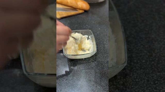 ЧЕСНОЧНЫЙ БАГЕТ С СЫРОМ?