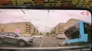 Сегодня в Питере у пассажирского автобуса двигатель сорвало с кронштейнов трамвайным рельсом!
