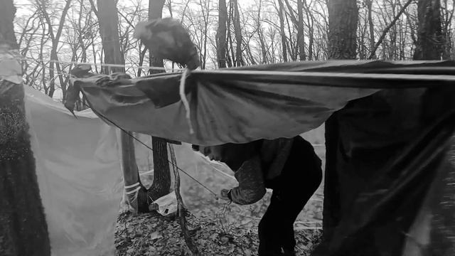 ДОМ ИЗ ПИЩЕВОЙ ПЛЕНКИ в ЛЕСУ! смотреть онлайн