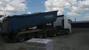 Выгрузка щебня из тонара