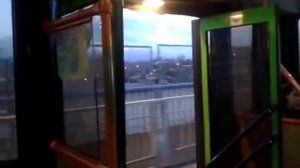 Автобус едет по Копыловскому мосту с открытой дверью