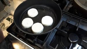 Если у Вас есть стакан и творог , то Сырники ЗА 10 минут.