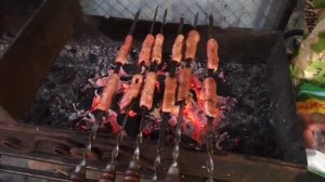 Вкусненькие Сосиски Приготовленные на Шампурах на Свежем Воздухе в Городе Пенза 17 июня 2022 года.