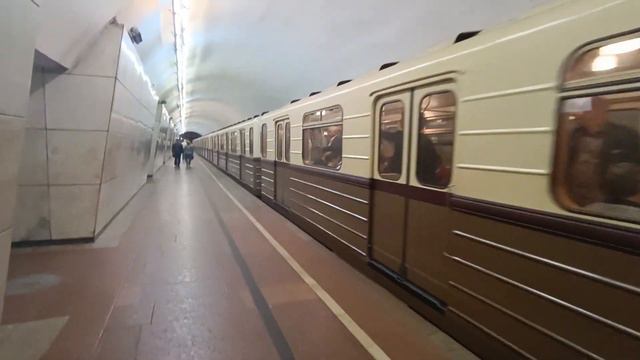 отправление метровагона 81-717.5М ретропоезд со станции Охотный ряд смотреть онлайн