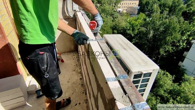 Кладка парапета и остекление лоджии. смотреть онлайн