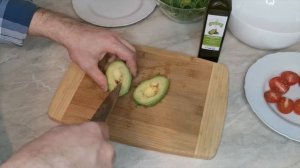 Рецепт салата из руколы с авокадо и помидорами черри, с кунжутным маслом