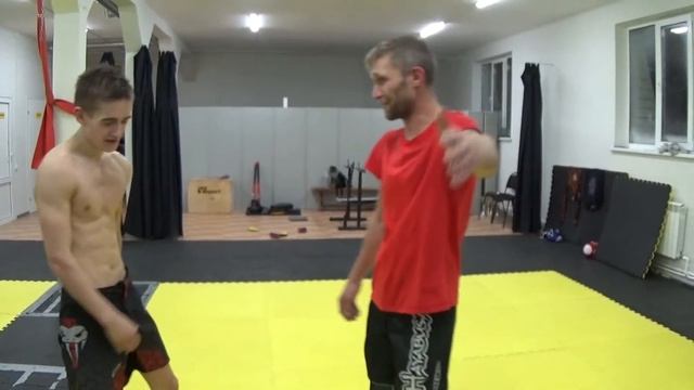 Урок самообороны / Простейший болевой на локоть / Оказались внизу? / Делаем болевой смотреть онлайн