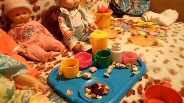 Вика устроила чаепитие вместе с куклами! смотреть онлайн
