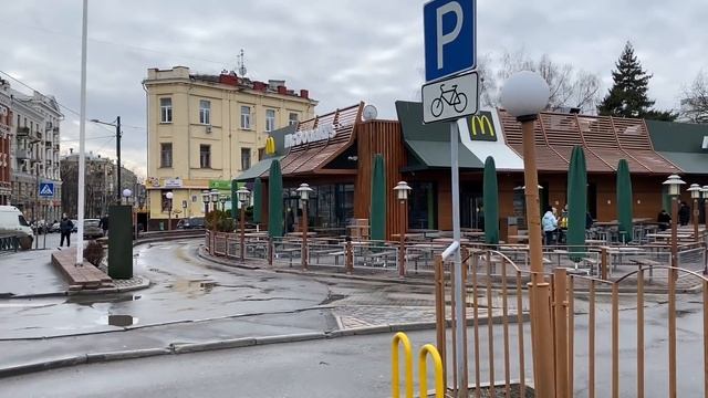 ВКУСНЫЕ КРУАССАНЫ В КАФЕ, ЯЙЦА В УКРАИНЕ ПОДЕШЕВЕЛИ | Arina Belaja смотреть онлайн