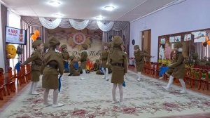 танец "Синий платочек" танец девочек в детском саду "Теремок"