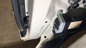 Toyota Alphard не закрывается боковая дверь.