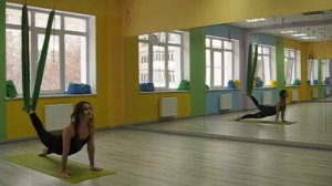 Сурья намаскар (Приветствие Солнцу) в гамаке