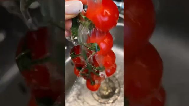 Хрустящий тост с авокадо, свежей зеленью и нежными грибами