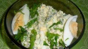 Салат из петрушки и яйца со сметаной