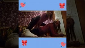 Как я растягиваюсь на шпагат с подругой