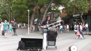 Крутой чувак с двухгрифовой гитарой  Геленджик  Cool dude with a double neck guitar  Metallica