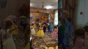 Танец с зонтиками, на утреннике в детском саду 1318