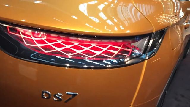 2017 Peugeot 5008 vs. 2017 DS 7 Crossback смотреть онлайн