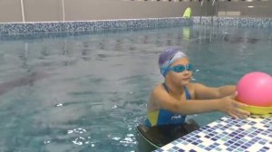 Тема урока: "Совершенствование работы рук и ног в плавании кролем на груди"