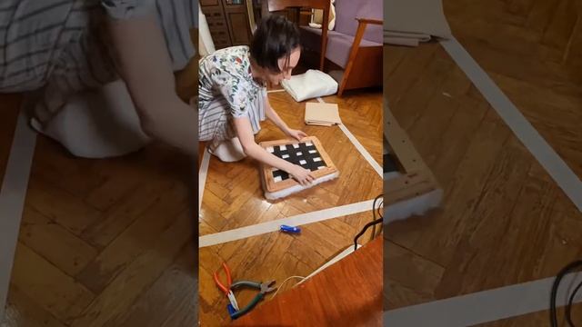 Перетяжка советского стула овечьим мехом (а-ля букле)