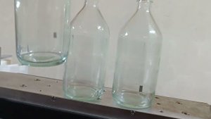 Наклеивание этикетки на бутылку - EtiKon.ru