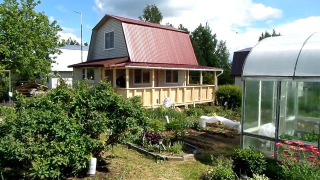 Веранда из не строганного сырого дерева. смотреть онлайн