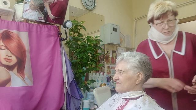 Продолжаем стричься под короткую Классическую стрижку машинкой.Накрасили брови. смотреть онлайн