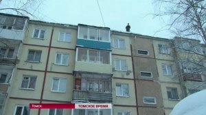 С крыши детской поликлиники на женщину с детьми упала снежная глыба
