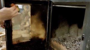 Бесплатный народный способ! Чем очистить стекло камина и печи изнутри