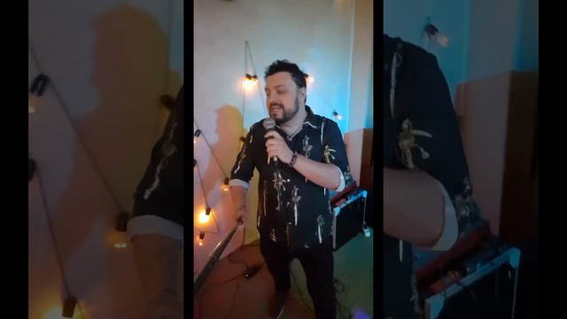 Руки Вверх - А он тебя целует