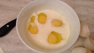 Яйца с молоком на сковороде