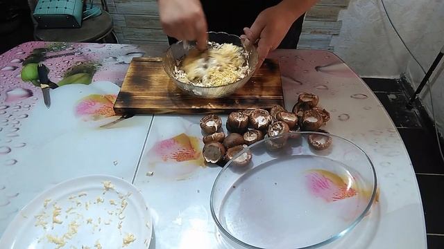 шампиньоны в духовке с сырной начинкой.