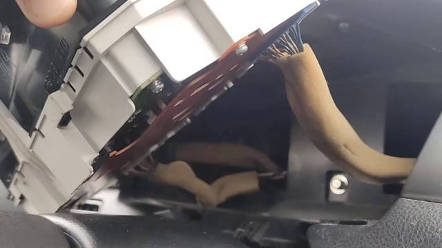Снятие приборной панели на Митсубиси Лансер 9, Mitsubishi Lancer 9 Замена лампочки одометра MN13460