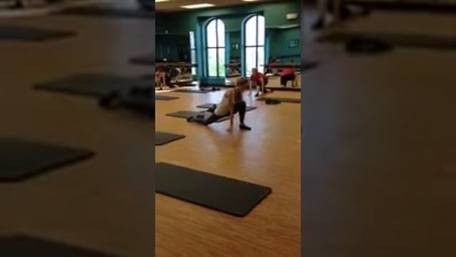 Barre Thigh Stretching смотреть онлайн