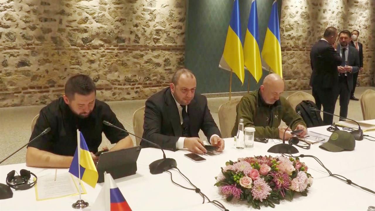 В Стамбуле впервые за три недели в очном формате встречаются представители Москвы и Киева