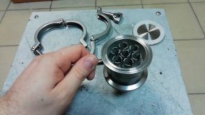 узел отбора по жидкости с орошением насадки ?