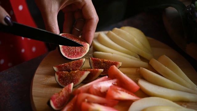 Салат с грушей инжиром и хамоном