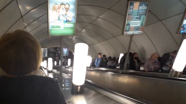 Метро Санкт-Петербурга. Спуск на станцию Комендантский проспект смотреть онлайн