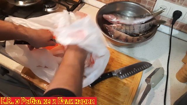 Как почистить рыбу в квартире чтоб не испачкать чешуей кухню, супер способ.  Чистим рыбу аккуратно.