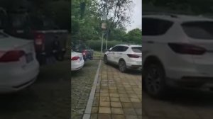 Когда вам перекрыли выезд с парковки, нужно делать так!!!!