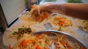 Корейская УЛИЧНАЯ Еда - Суши КИМПАБ По-Корейски, Блюдо ВОК, Рис с КАПУСТОЙ, Спринг-РОЛЛЫ...