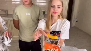 КТО КУПИТ больше ЕДЫ Своего ЦВЕТА получит 150 000?БИТВА с Мужем и Сестрой