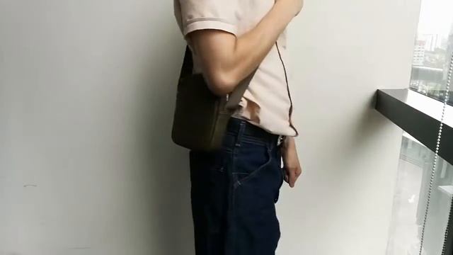 Lacoste men 2018 leather embossed lettering cross body bag olive смотреть онлайн