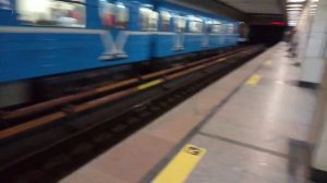 Смотрим как токоприёмник у вагона метро держится за контактный рельс
