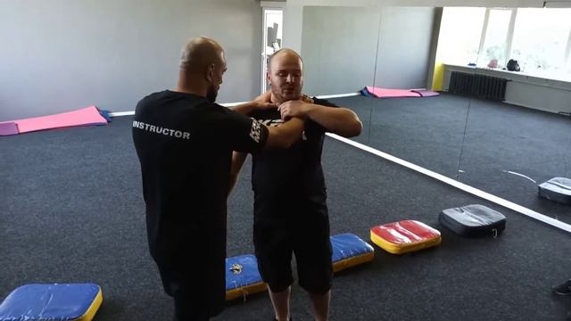 Фрагмент семинара по самообороне для женщин. Тема Освобождение от захватов