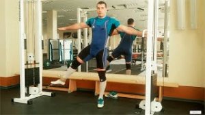 Приведение бедра в кроссовере / тренажёре: техника выполнения