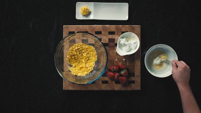 Новый уровень десерта: Жареное мороженое с клубникой и мятой.
