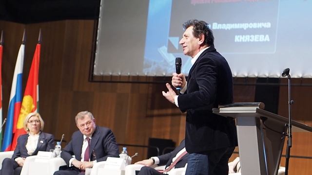 Евгения Князев читает стихи Маяковского