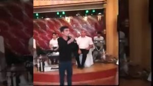 Yetim Eyvazın bacısı oğlu Rəşad Siyezenli.Bir qoca cavanlıq şəklinə baxir