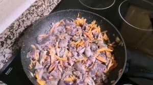 ГРЕЧНЕВАЯ КРУПА С ОВОЩАМИ, КУРИНОЙ ПЕЧЕНЬЮ И СЕРДЕЧКАМИ.